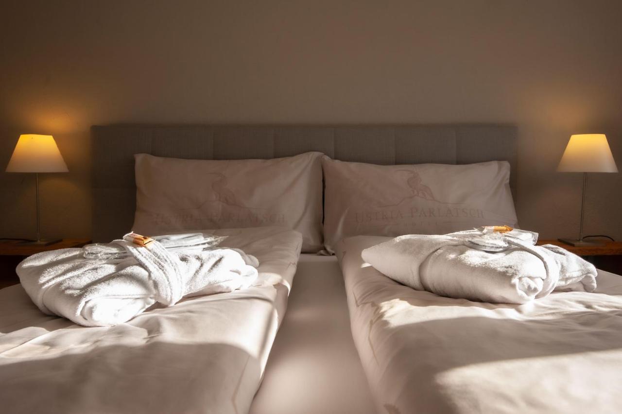Hotel Ustria Parlatsch Trin Exteriér fotografie
